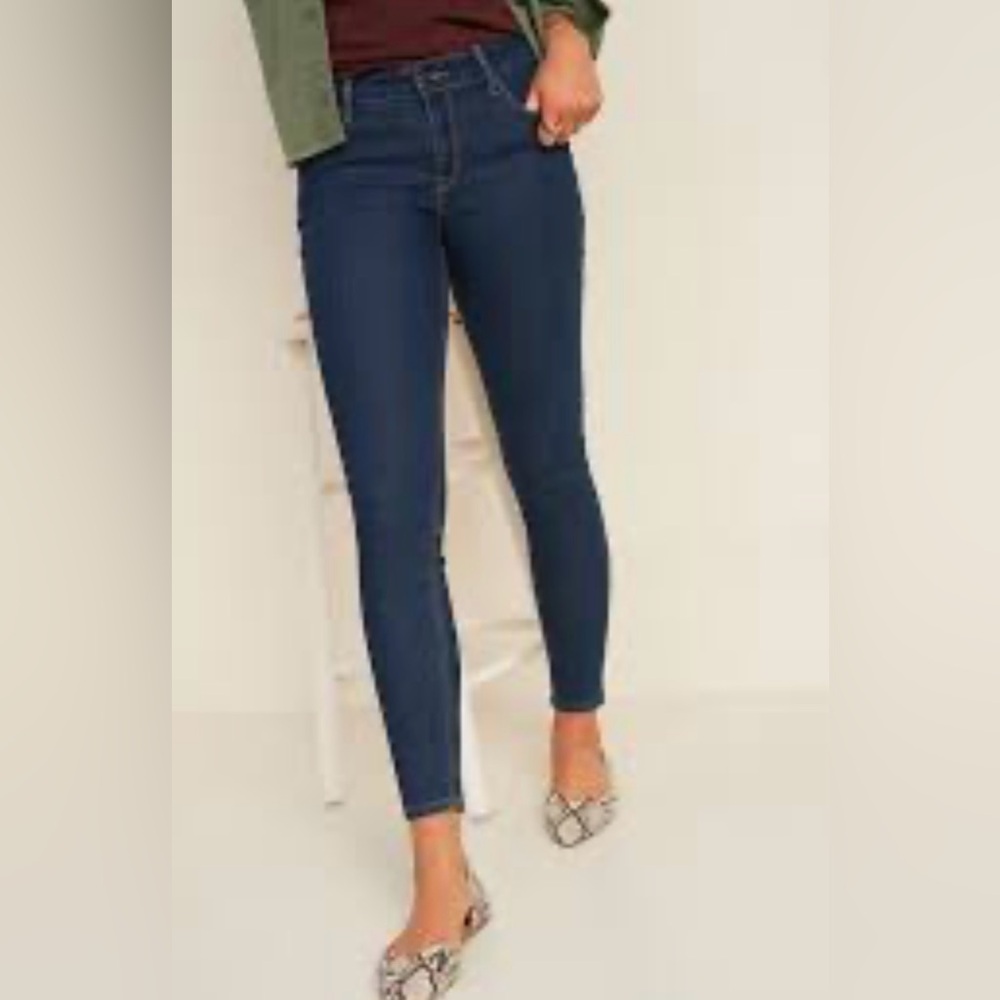 Old Navy Ladies Denim Jean.  Super Skinny Mid-Rise Fit.